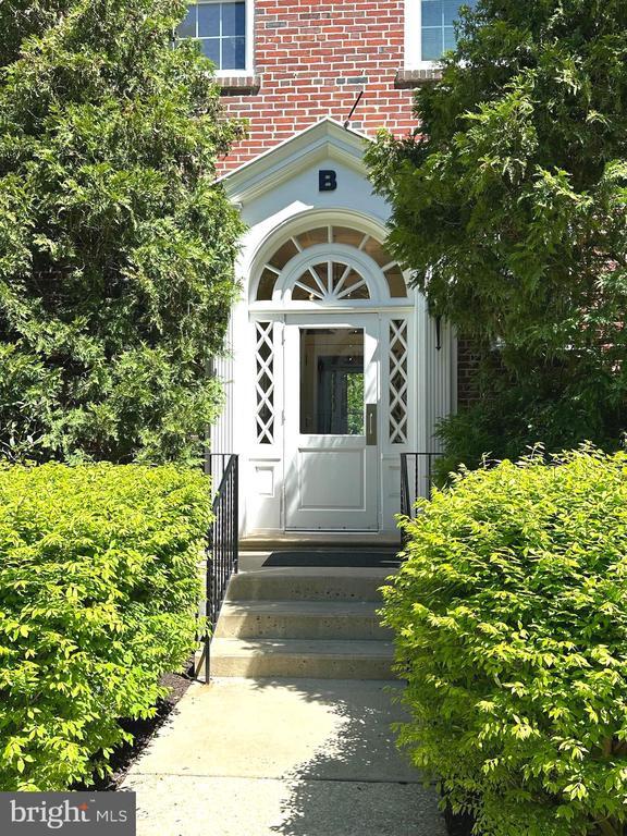 Building Photo - 104 Woodside Rd