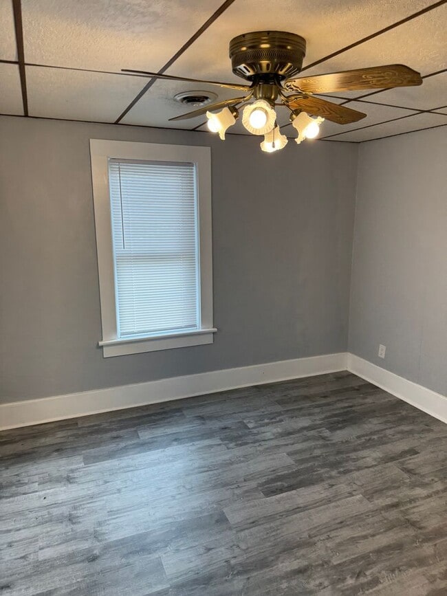 Building Photo - 2nd floor 2 bedroom 1 bath unit