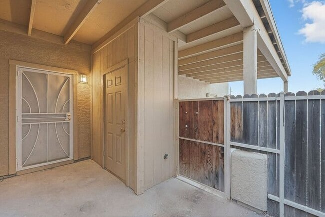 Building Photo - Pending/ Rented - Comfortable Eastside Liv...