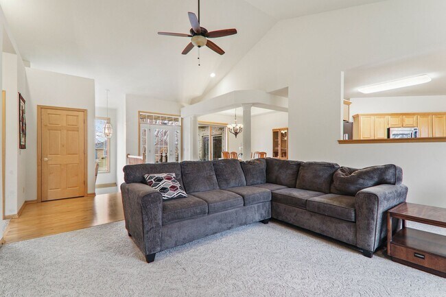 Building Photo - 9621 Shadow Wood Dr