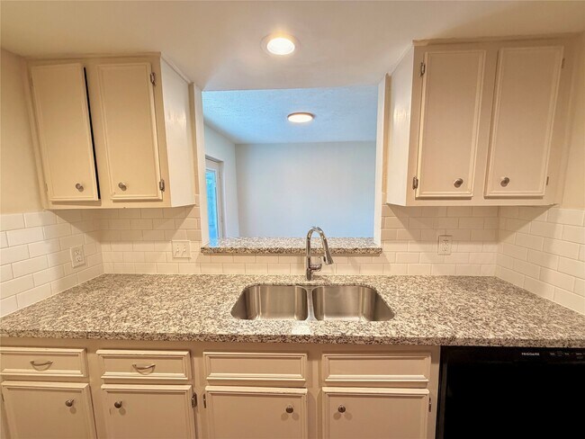 Building Photo - 9517 Clanton St