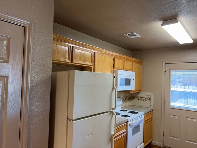 Building Photo - 1203 Cinch Dr