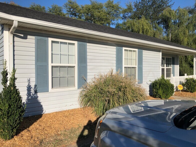 Landscaping all around the home - 1138 Timothy Ave