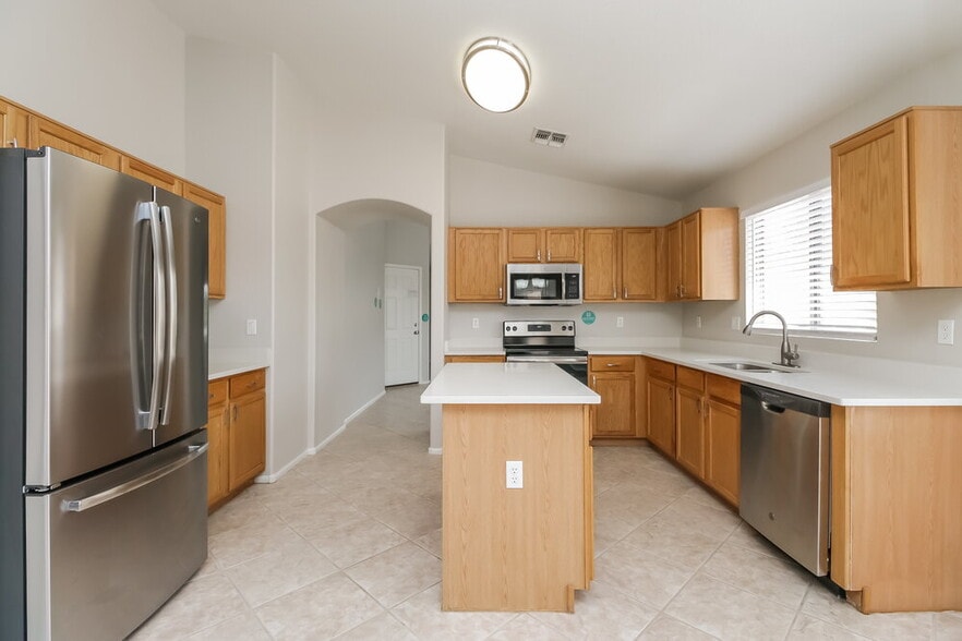 Building Photo - 1427 E Vernoa St