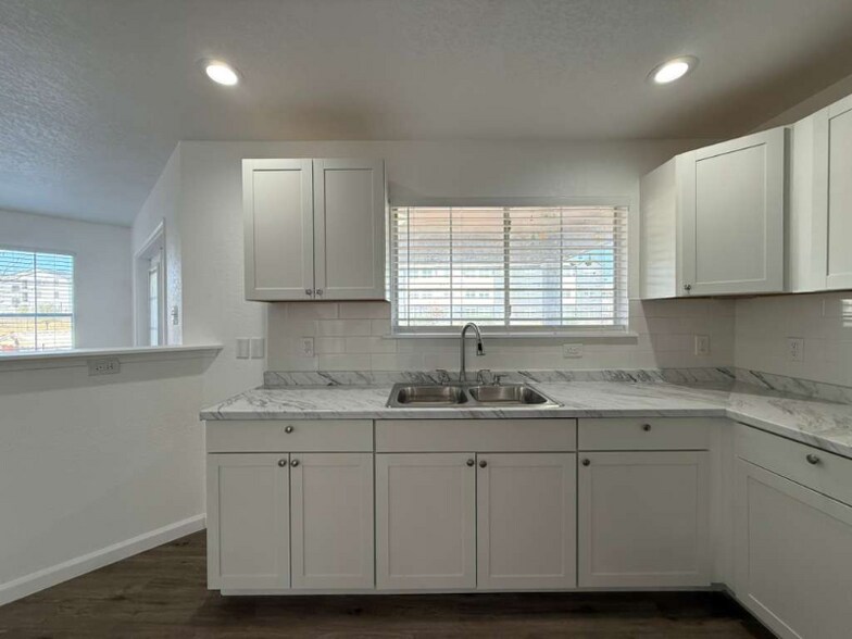 Building Photo - 9339 Mimosa Manor