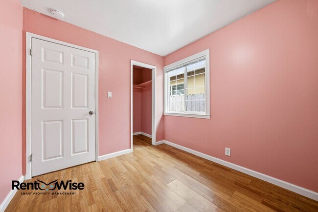 Building Photo - 657 Hurlingame Ave