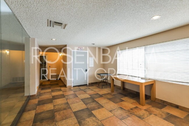 Building Photo - 1810 E Blacklidge Dr