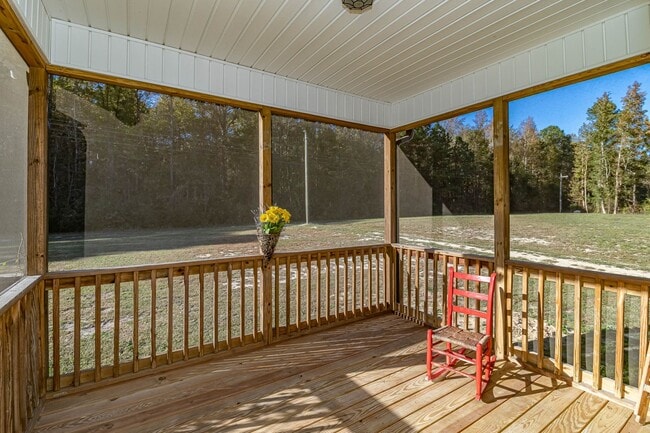 Building Photo - Immaculate 3 BR | 2 BA Ranch Home in Golds...