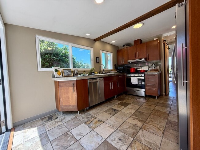 Building Photo - Gorgeous Fully Furnished Ocean Beach Retreat + FLEXIBLE STAY
