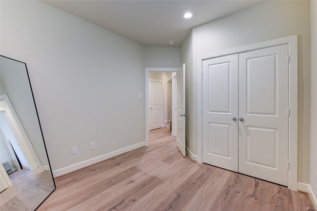 Building Photo - 730 Carriage Knls Dr