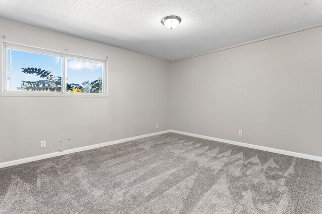 Building Photo - 4BR w/ Driveway Parking near Denver Zoo & City Park