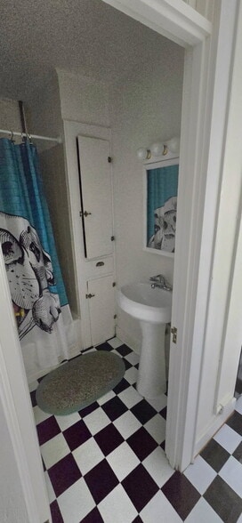 Building Photo - 573 Main St