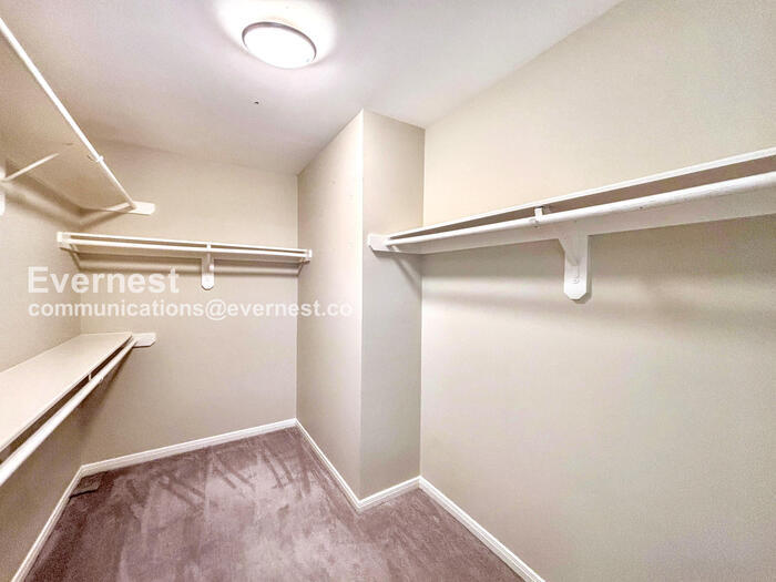 Building Photo - 2244 La Branch St