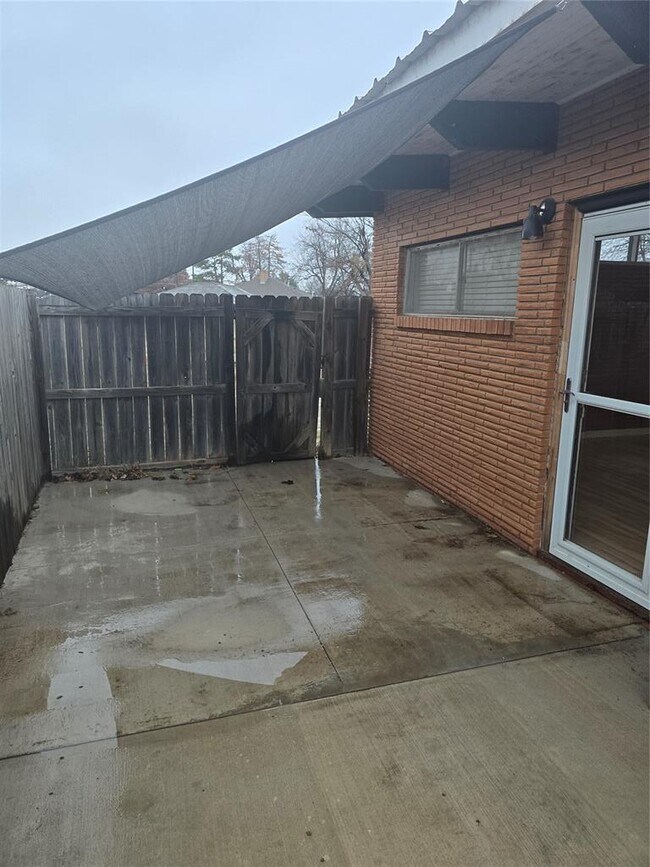 Building Photo - 1919 Sumner Dr