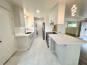 Building Photo - Newly Renovated 3BR/2BA Townhouse at Waial...