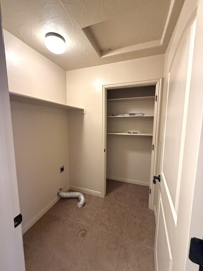 Building Photo - Fossil Hills Townhomes 3 Bed 2.5 Bath