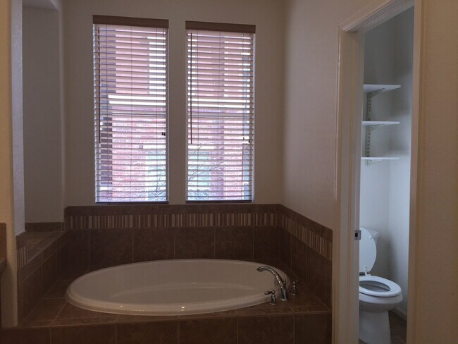 Building Photo - "Spacious 3-Bed, 3-Bath Townhouse with Gra...