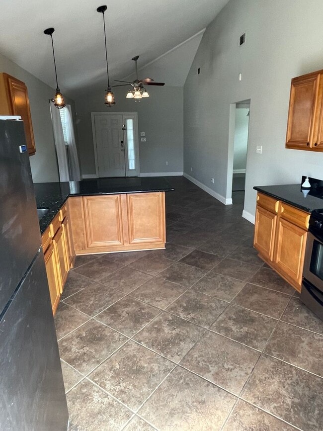 Building Photo - 2BD/1BA in Lakeview, with Driveway and Private Backyard