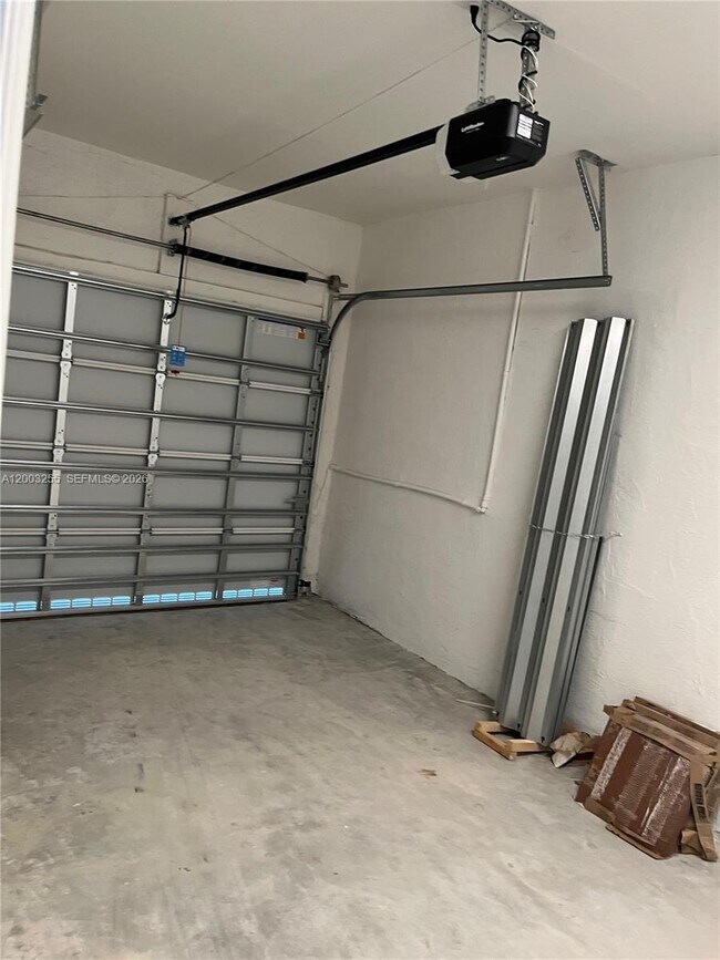 Building Photo - 2679 SE 25th Ter