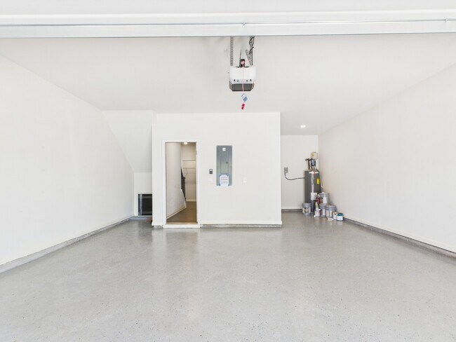 Building Photo - 3 Bed, 3.5 Bath, Finished Basement room, 2 car garage, walkable to Woodstock Middle and High scho...