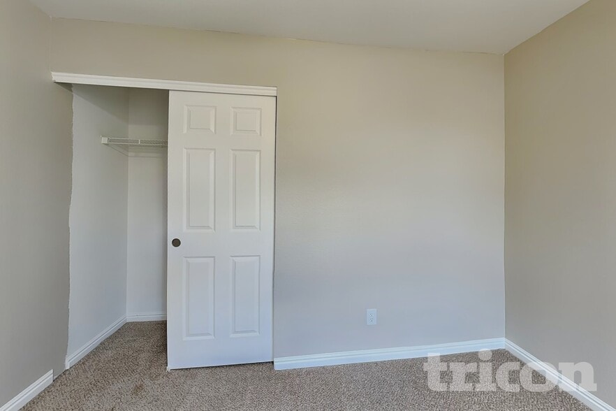 Building Photo - 1392 S Akron Ct