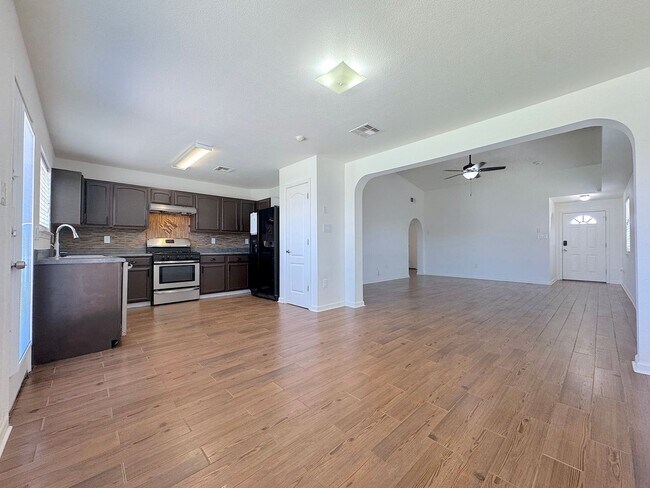 Building Photo - East El Paso 3bed/2bath Refrig A/C & Synthetic Lawn!