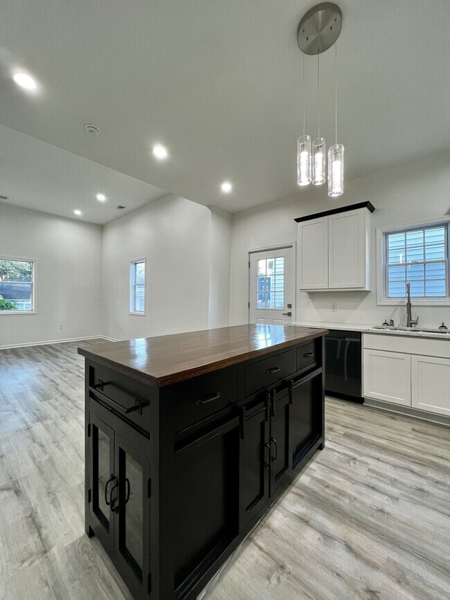 Building Photo - 947 Clark St