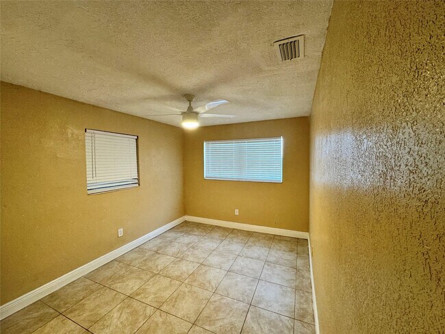 Building Photo - 2091 Oleander Dr