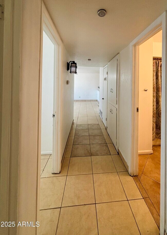 Building Photo - 4842 W Elm St