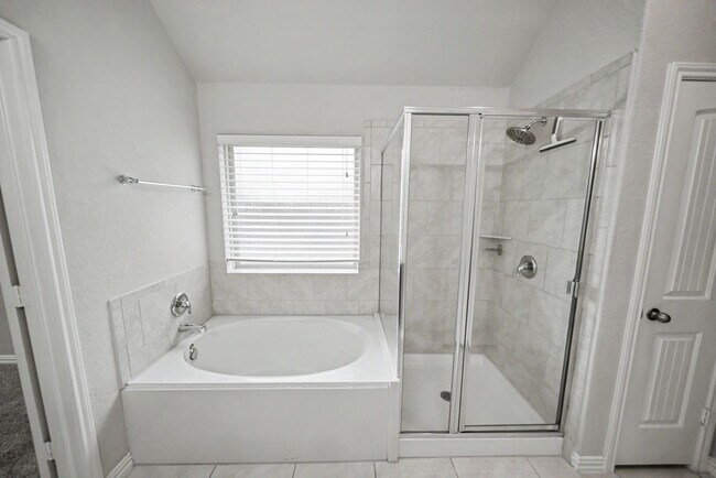 Building Photo - Beautiful Potranco Run Home with 3-Car Garage - Realtor Commission: $750