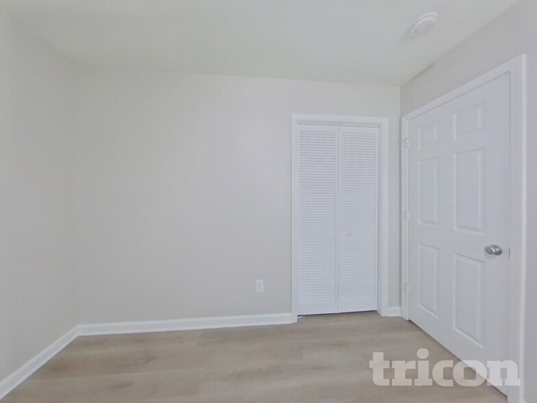 Building Photo - 158 Bonhomme Cir