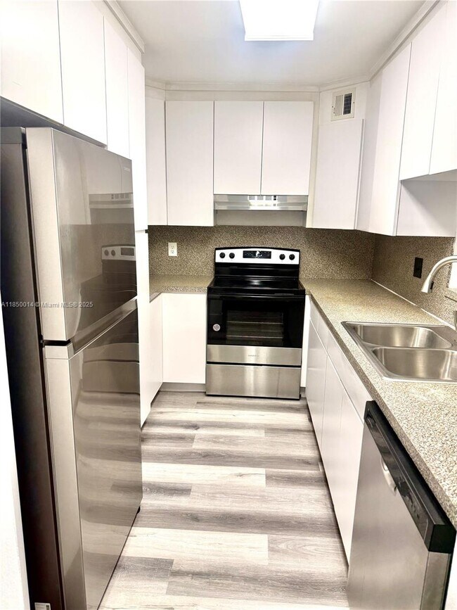 Building Photo - 8650 SW 149th Ave