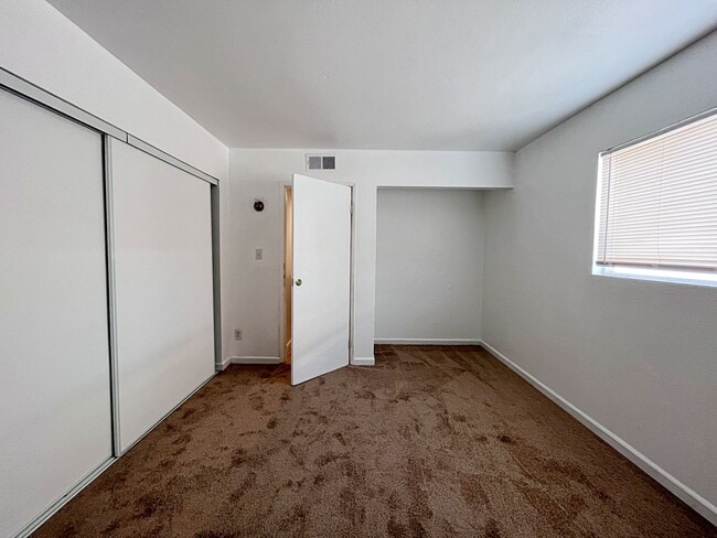 Building Photo - Remodeled 2 Bedroom and 1 Bath Unit Near E...