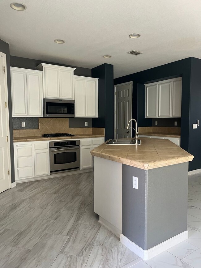 Building Photo - Beautiful home with spacious yard