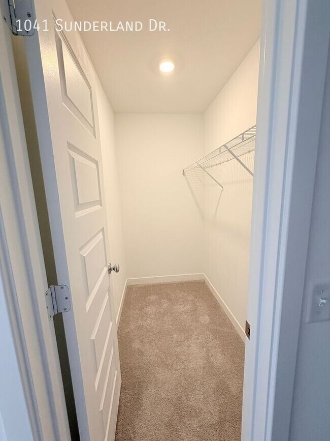 Building Photo - 1041 Sunderland Dr