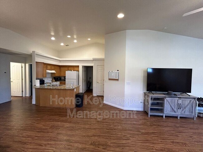 Building Photo - 2056 E Middleton Dr