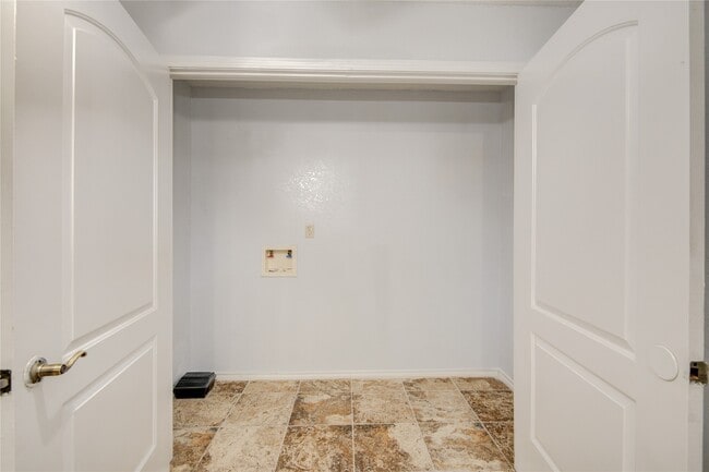 Building Photo - 811 W 7th St