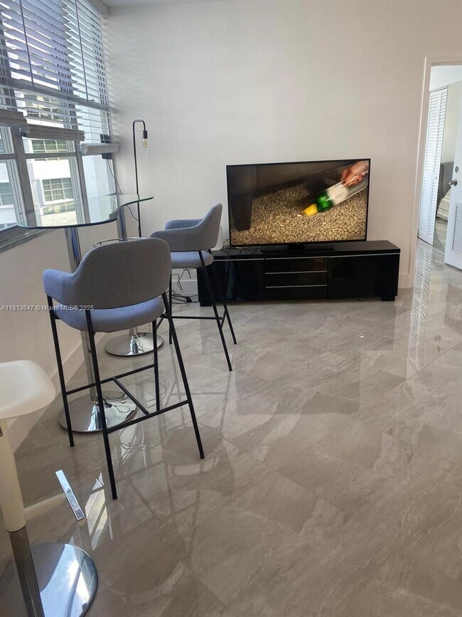 Building Photo - 825 Brickell Bay Dr