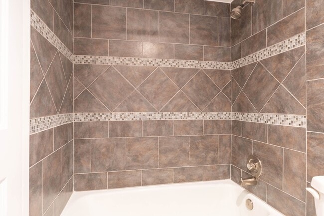 Building Photo - Renovated 1 BR 1 Ba in Hunting Creek Club