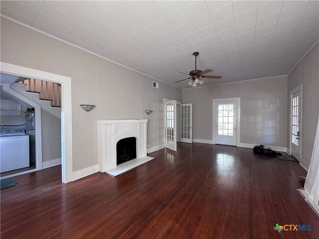Building Photo - 410 Burleson St