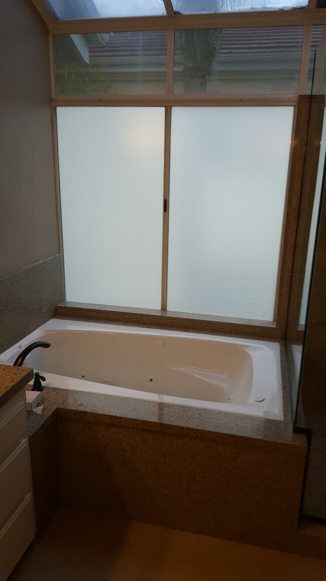 Jacuzzi tub in MstrBth - 11431 Corte Playa Laguna