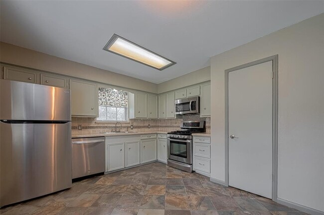 Building Photo - 2027 Briar Ridge Dr