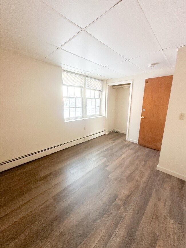 Building Photo - 324 Main St