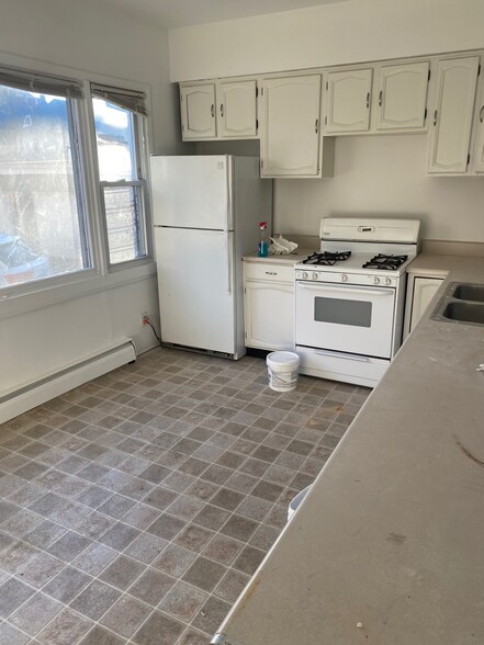Building Photo - 1515 W Wilson Ave