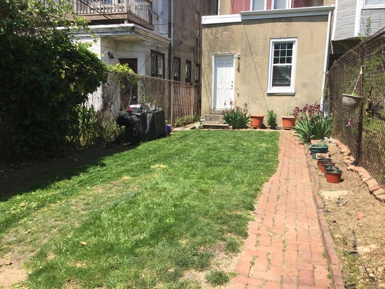 Backyard + parking - 721 Corinthian Ave
