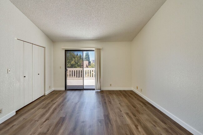 Building Photo - 3 Bedroom Home with Fireplace and LVP Flooring & 2-Car Garage!
