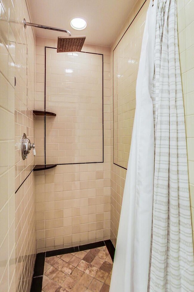 Building Photo - 2052 N Orleans St