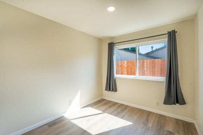 Building Photo - 1525 Jasmine Way
