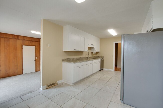 Building Photo - 904 SE Chatterson Rd