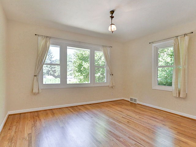 Building Photo - Spacious and Light Lake Oswego Home